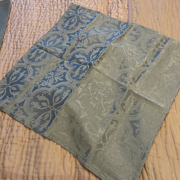 4 table napkins - Picture 3 of 3